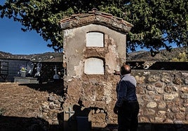 El alcalde de Nestares, Francisco Javier Hurtado, señala el panteón de los Jiménez.