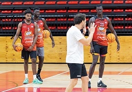 Garrido da instrucciones a los interiores del LogroBasket.