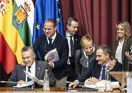 El alcalde Escobar, rodeado de algunos de los concejales de su equipo de gobierno, en el salón plenario durante el 'Debate' de 2024.