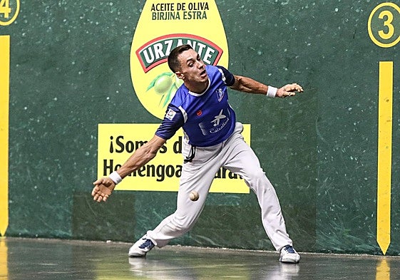 Zabala se lanza a por una pelota.