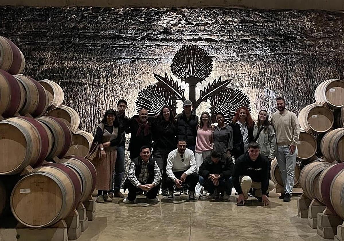 Estudiantes y profesores alemanes durante la visita a Bodegas Roda, en Haro.