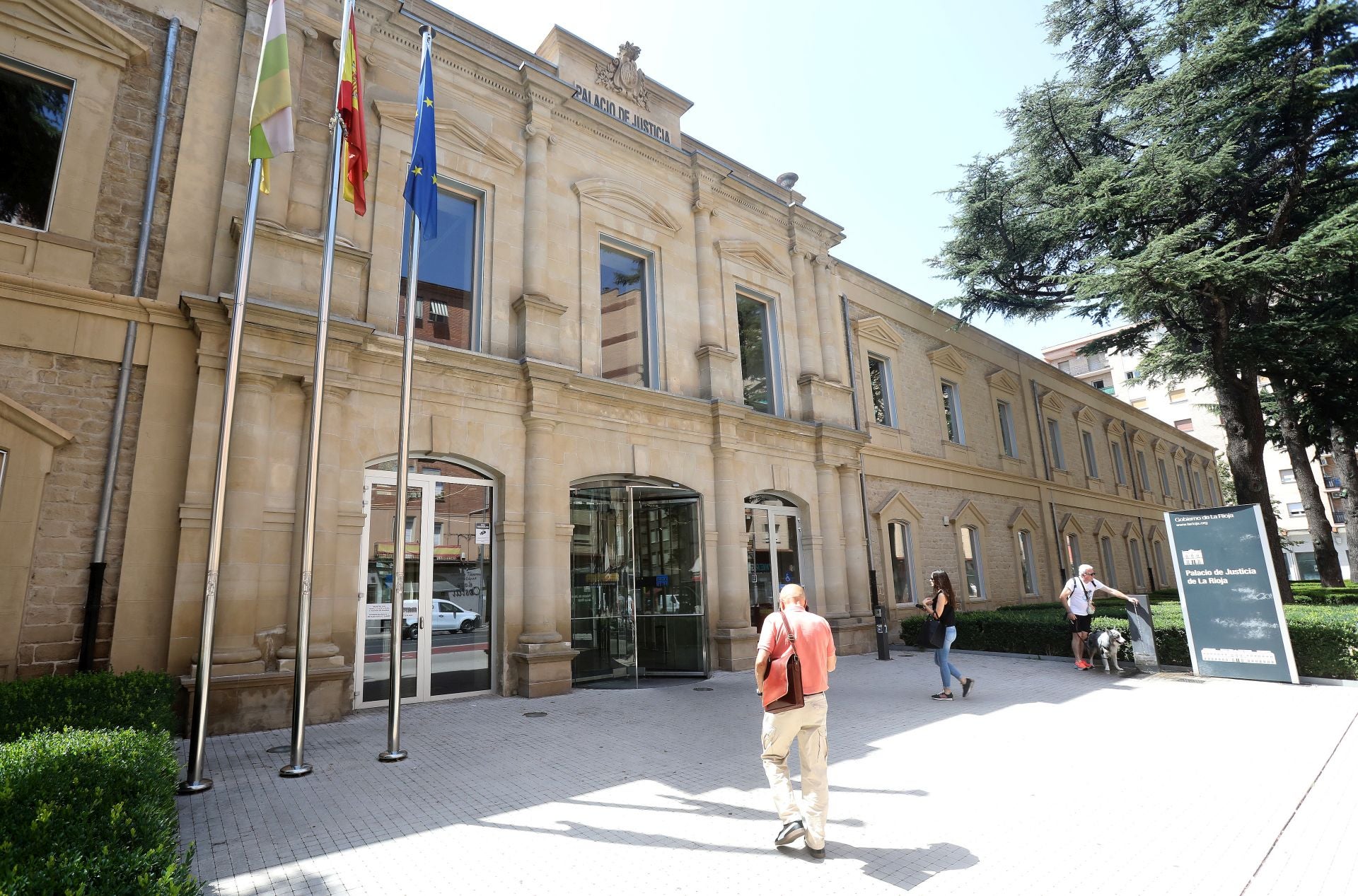 Entrada al Palacio de Justicia de la capital riojana.