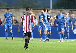 Urki camina hacia el centro del campo después de que el Amorebieta marcara un gol en Urritxe.