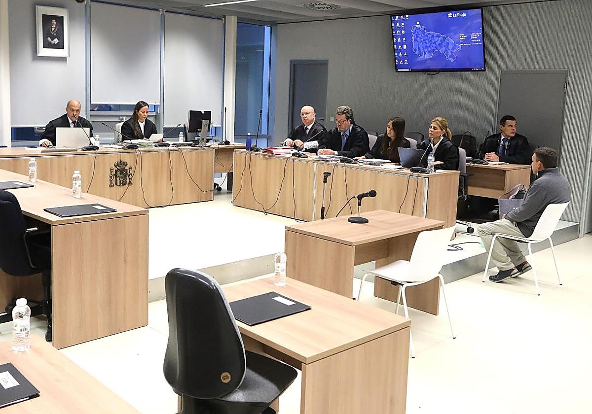 El acusado, en la sala de vistas de la Audiencia Provincial, en la primera sesión de juicio.