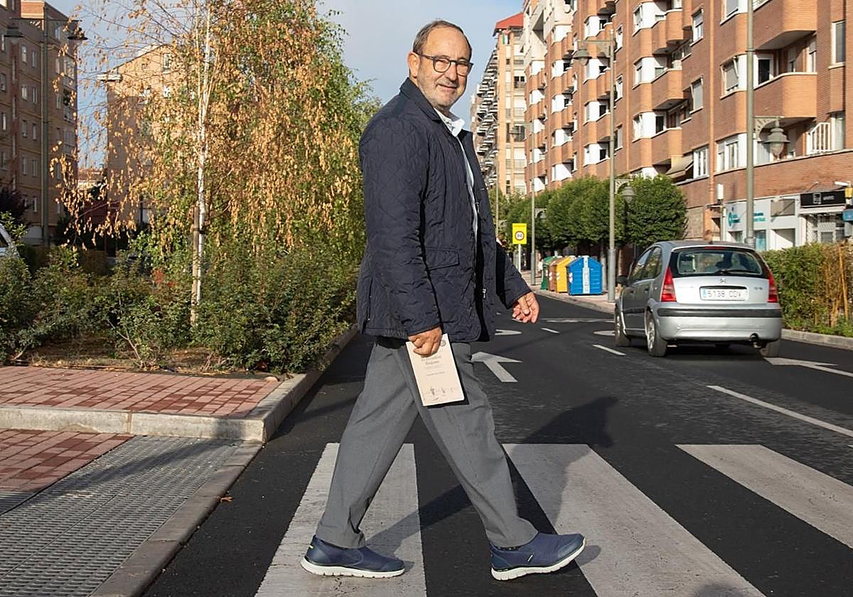 Fernando Sáez Aldana practica el 'Pasocebring' con 'El decatlón riojano' en la mano.