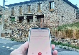Un teléfono, sin cobertura, en la aldea San Andrés de Lumbreras, en una imagen de archivo.