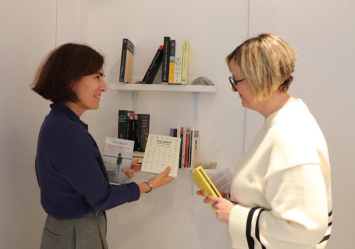 Estela Etayo y Laura Pérez compartieron este martes algunos de sus títulos especiales del rincón inaugurado.