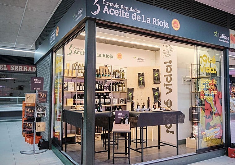 Puesto de venta de aceite de La Rioja Denominación de Origen Protegida, en el Mercado del Corregidor.