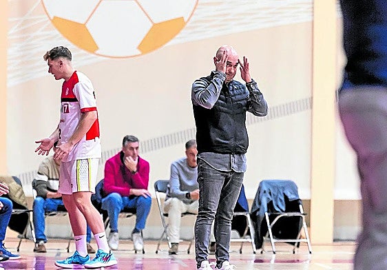 Nacho Arbués se lamenta en el partido del domingo pasado ante Morón.