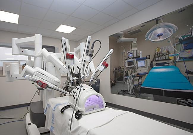 Plataforma robótica Da Vinci, en uno de los quirófanos del Hospital San Pedro.