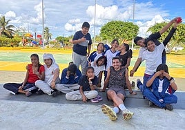 Alberto Pascual Martínez posa con algunos de los jóvenes ecuatorianos con quienes ha colaborado como voluntario.