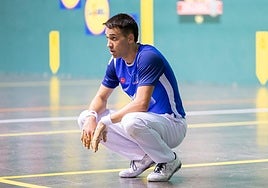 Javier Zabala descansa después de un tanto en un partido.