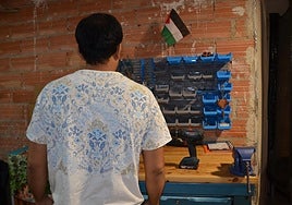 El vecino sancionado, con el cuadro de organización de herramientas que colocó en su bajera y el taladro que utilizó. I.Á.