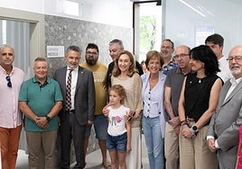 Una de las fotos inaugurales del consultorio, con Begoña Ganuza presente.