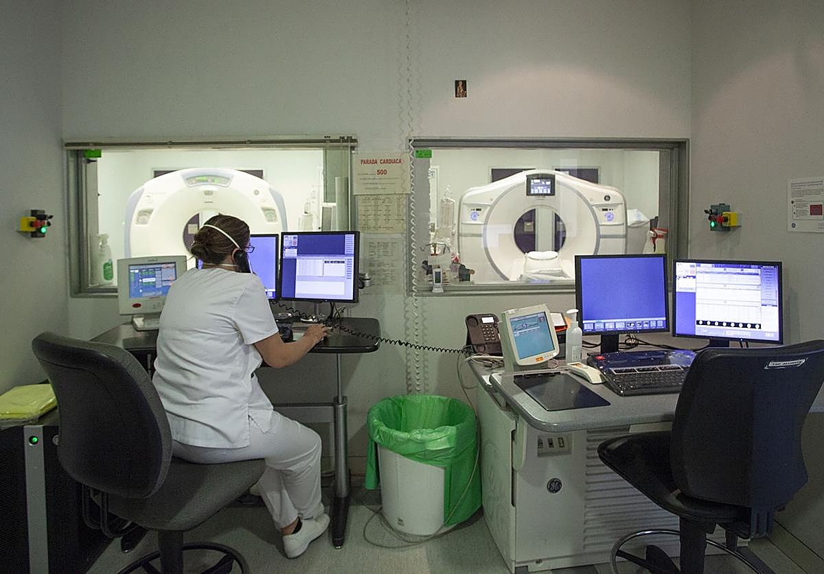 Un profesional trabajando en radiología, en el Hospital San Pedro