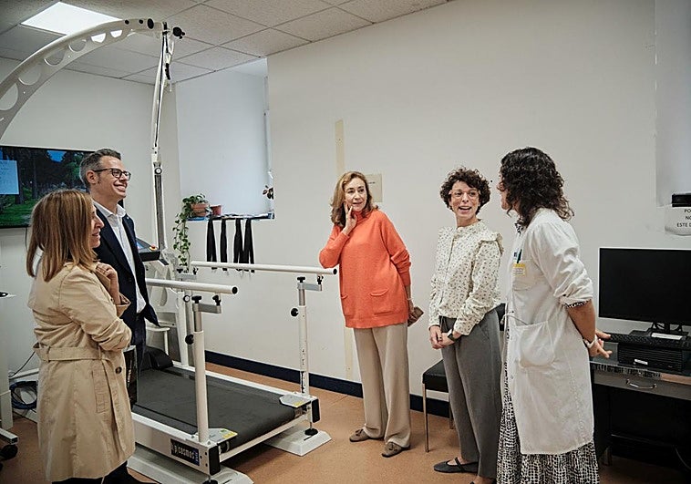 María Martín visita la Unidad de Neurorrehabilitación Intensiva del Hospital de La Rioja.
