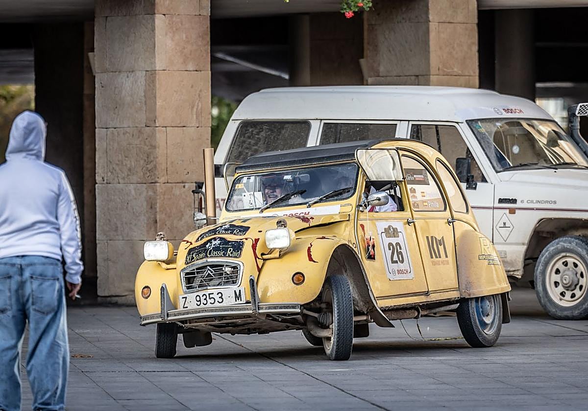Uno de los clásicos Citroën participantes en el raid.