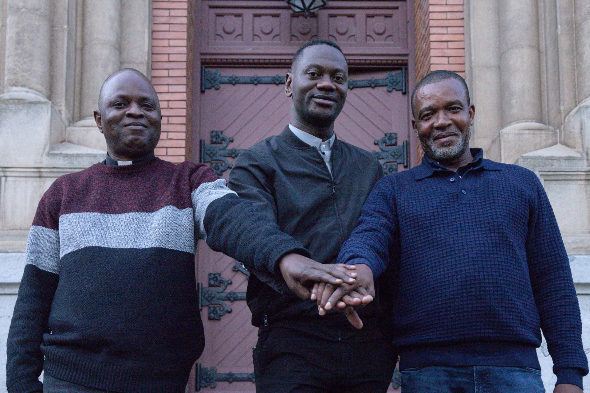 Los sacerdotes congoleños Guy Richard Biasalamoko y Desiré Mpumbulula, junto al ecuatoguineano Atanasio Nguema, a las puertas del Seminario Diocesano de Logroño.