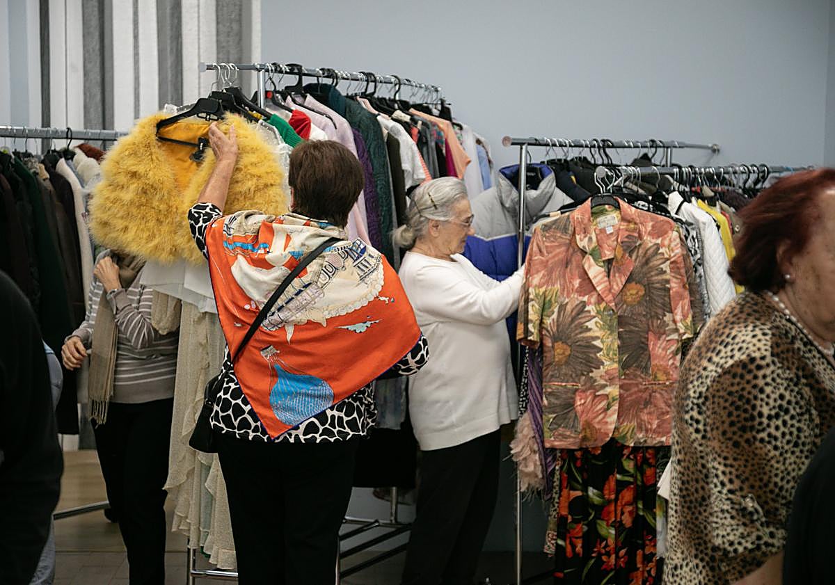 Imagen principal - Párkinson Rioja, un mercadillo solidario de esperanza