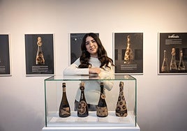 Laura Ramos posa junto a la gama 'Lentinula' de su proyecto de packaging.