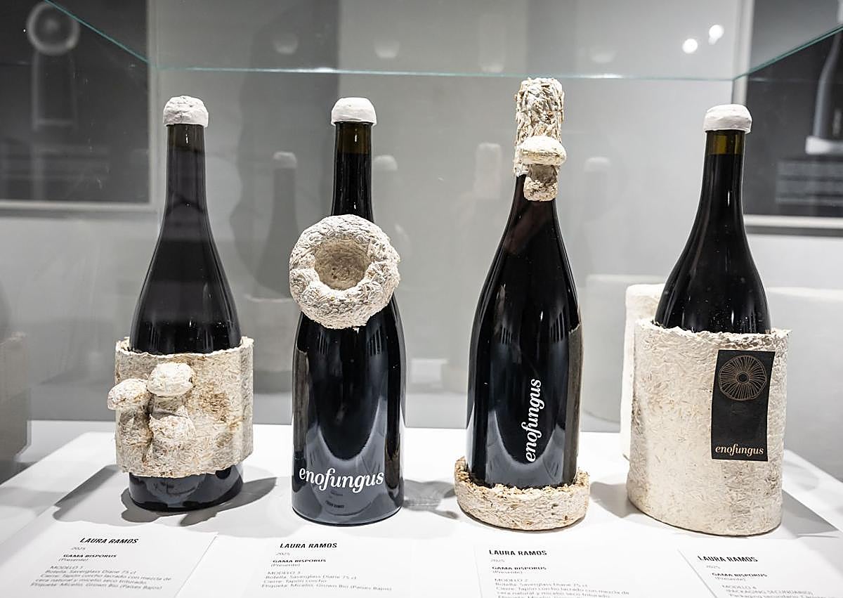 Imagen secundaria 1 - Las gamas 'Pleurotus' y 'Bisporus' del proyecto de Laura Ramos, y asistentes a la inauguración de la exposición.