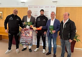 Foto de familia con el cinturón de campeón de España de semipesado.