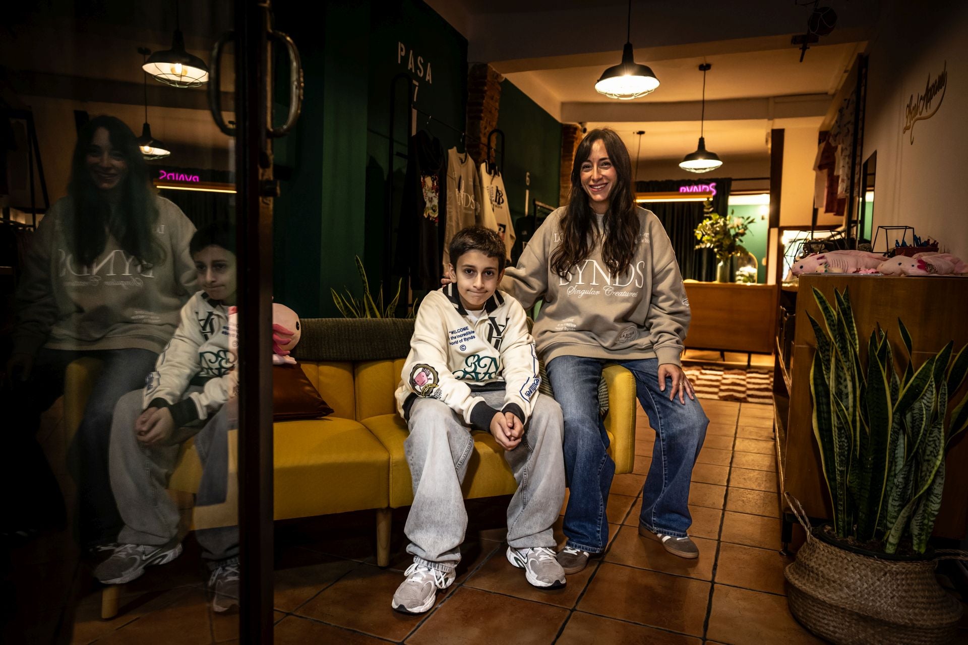 Madre e hijo en el interior de la nueva tienda.