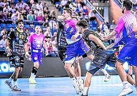 Álvaro preciado penetra la defensa del Villa de Aranda.