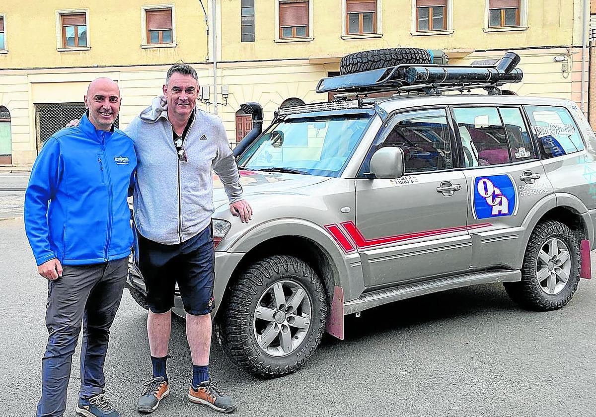 Alberto Verano y José Carlos Oca junto a su Mitsubishi Montero antes de partir hacia Tánger.