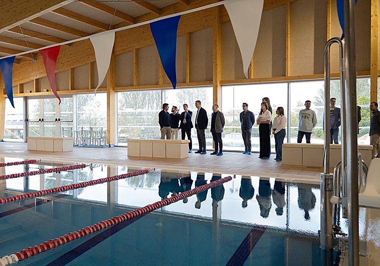 Visita de las autoridades a las piscinas climatizadas de Villamediana de Iregua en la mañana de ayer.