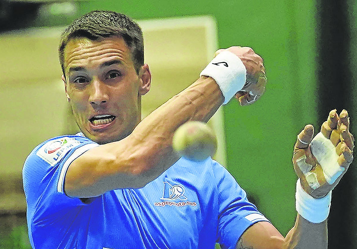 Zabala sigue la trayectoria de la pelota tras golpearla.