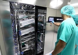 Técnicos en uno de los equipos de la Central de Esterilización.