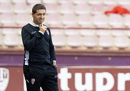 Unai Mendia observa una acción de la UDL en Las Gaunas.