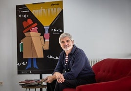 Mikel Casal ante el cartel que ha ilustrado para el Festival de Narrativas Cuéntalo.