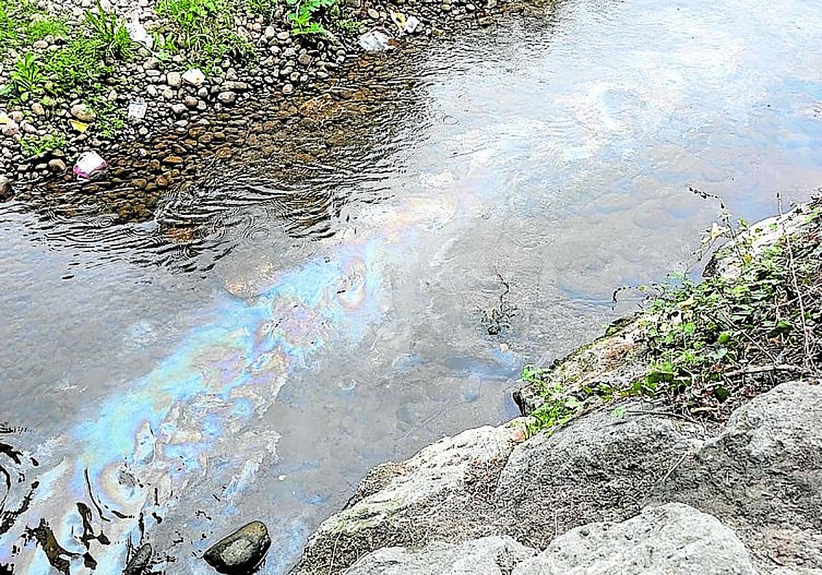 Gasoil en el río Iregua, hoy en La Guindilla.