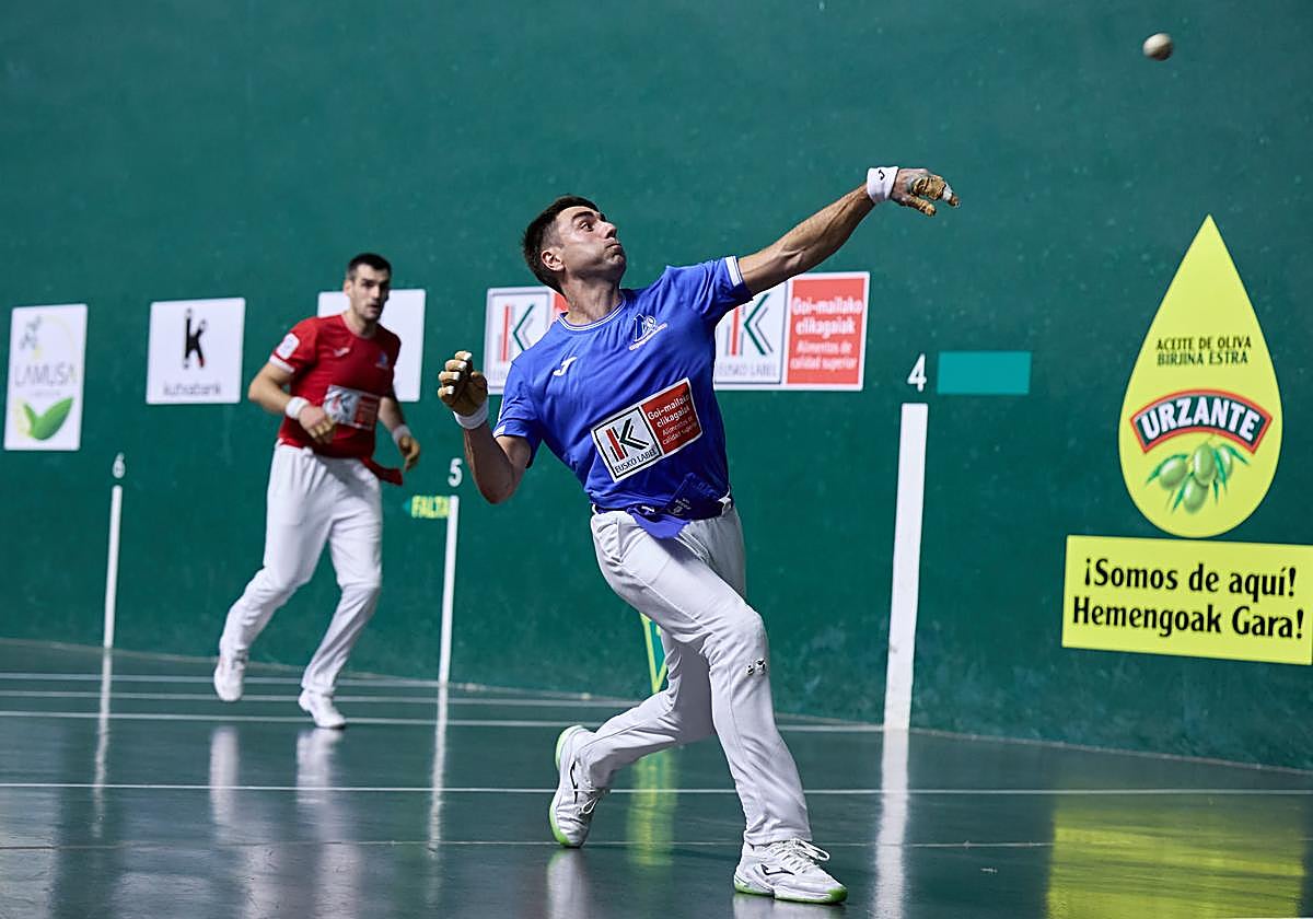 Peio Etxeberria remata de volea ante la mirada de Ezkurdia , ayer en Elizondo.