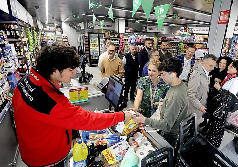 Primeros clientes en la tienda, que ha recibido la visita del alcalde y de varios responsables de la firma.
