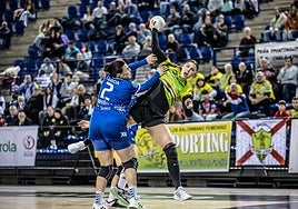 Mina Novovic lanza sobre la defensora Lucía García en el encuentro ante el Elda el año pasado.