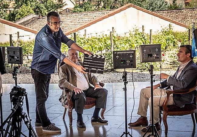 Alberto Gil, claqueta en mano, antes de una toma con los Hurtado de Amézaga, padre e hijo.