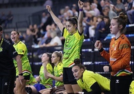 El banquillo del Grafometal celebra un triunfo.