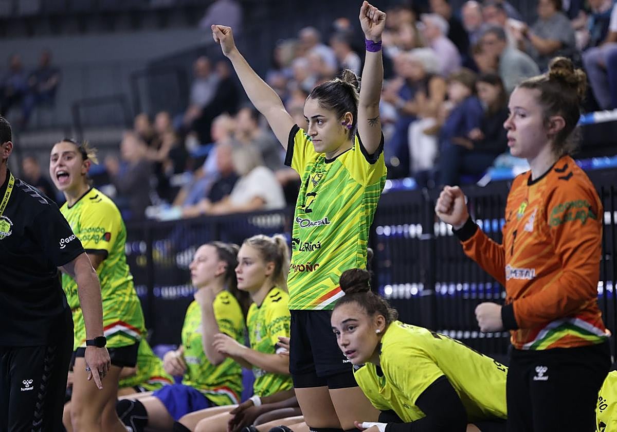 El banquillo del Grafometal celebra un triunfo.