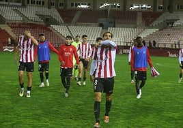 Los jugadores de la UD Logroñés se retiran cabizbajos tras la derrota.