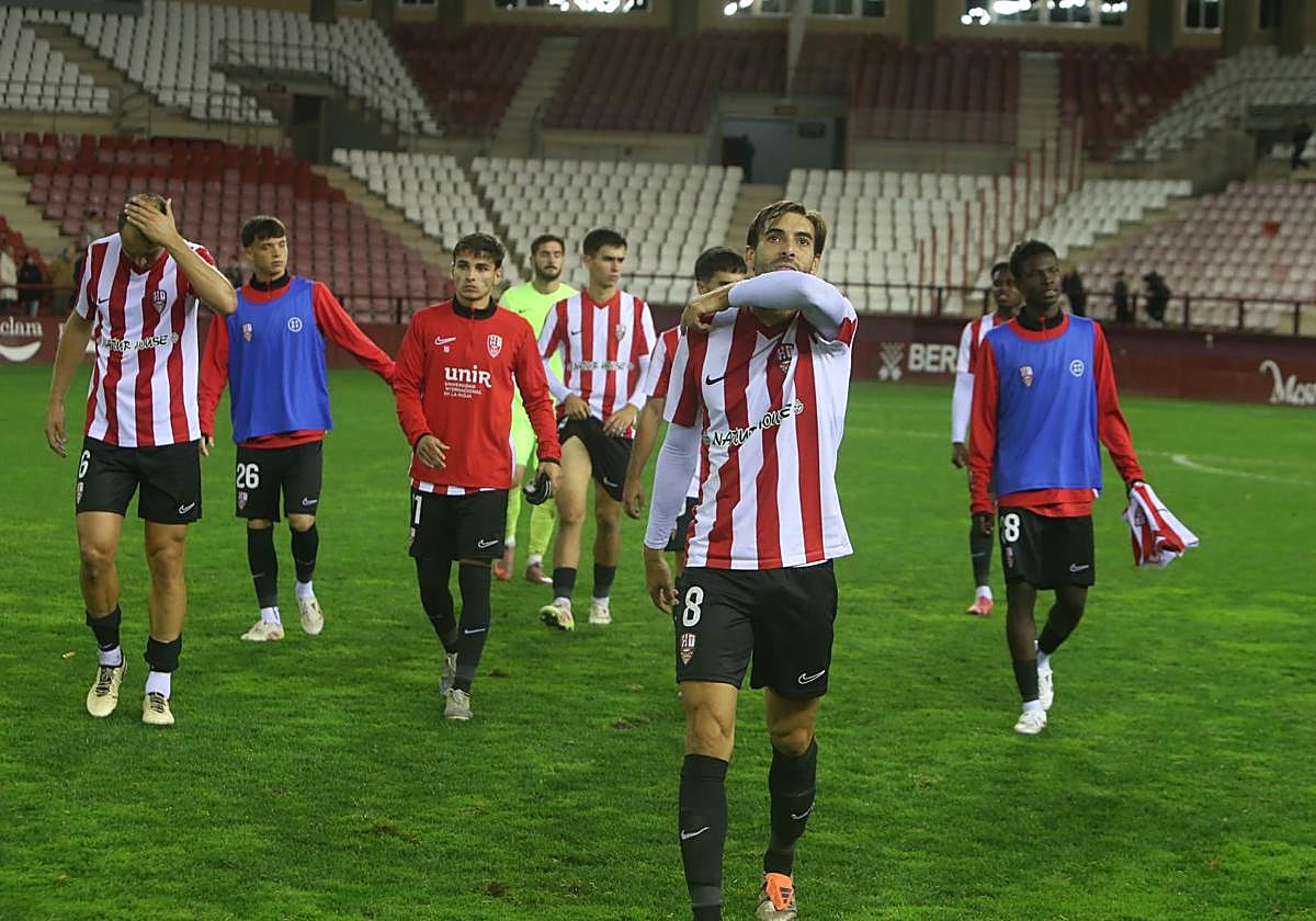 Los jugadores de la UD Logroñés se retiran cabizbajos tras la derrota.