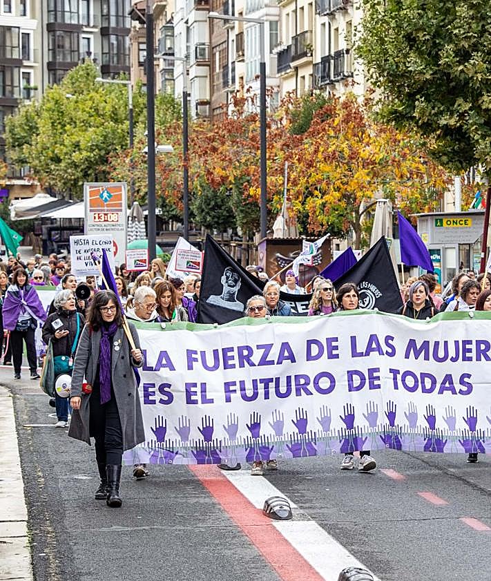Imagen secundaria 2 - La plataforma estatal &#039;La fuerza de las mujeres&#039; se manifiesta en Logroño contra la violencia institucional