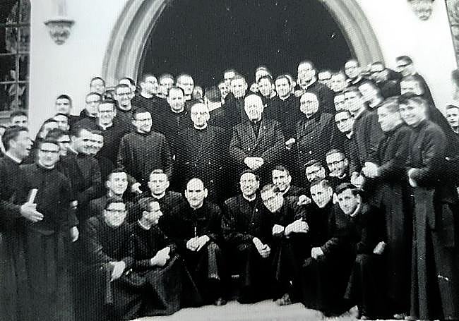 La promoción de jóvenes seminaristas en el convento de Los Frailes de Albelda de Iregua sobre 1965.