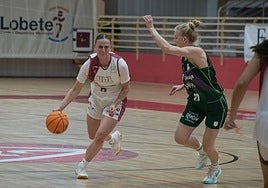 Linda Van Schaik, la mejor del partido, avanza con el balón