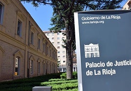 imagen de la entrada del Palacio de Justicia en la calle Murrieta.