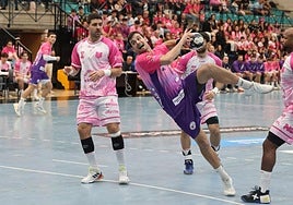 Álvaro Martínez anota uno de sus seis goles en O Gatañal.