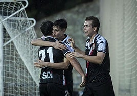 El goleador David Sánchez abraza a Pablo Aguinaga.