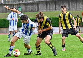 Hugo intenta llevarse el balón ante la defensa vasca.